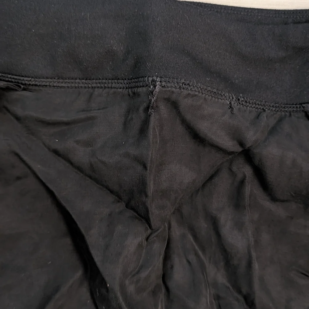 🥁 Athleta Black Flutter Skort